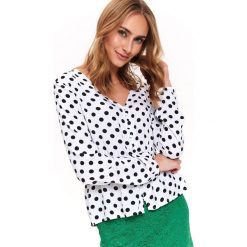 BLUZKA W GROCHY. Białe bluzki damskie Top Secret, w grochy, z tkaniny, eleganckie, z dekoltem w serek, z długim rękawem. W wyprzedaży za 69,99 zł.