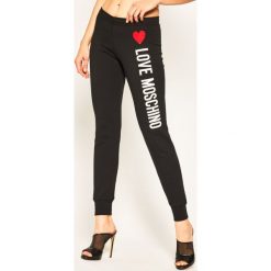 Spodnie dresowe LOVE MOSCHINO W142417M 4165. Czarne spodnie damskie Love Moschino, m, z dresówki. W wyprzedaży za 499,00 zł.