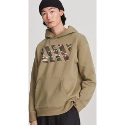 Bluza z nadrukiem - Khaki. Brązowe bluzy męskie Reserved, s, z nadrukiem, bez kołnierzyka, bez rękawów, bez kaptura. Za 119,99 zł.