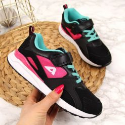 Buty sportowe dziewczęce na rzep czarne American Club - czarny. Czarne buty dziewczęce sportowe American CLUB, bez wzorów, bez zapięcia. Za 89,99 zł.