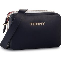 Torebka TOMMY HILFIGER - Th Corporate Crossover AW0AW06812 413. Niebieskie listonoszki damskie TOMMY HILFIGER, bez wzorów, ze skóry ekologicznej, wizytowe, bez dodatków. Za 449,00 zł.