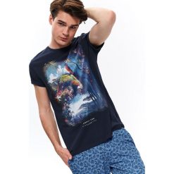 T-SHIRT Z NADRUKIEM. Niebieskie t-shirty męskie Top Secret, na zimę, xl, z nadrukiem, z bawełny, bez kołnierzyka, krótkie. W wyprzedaży za 19,99 zł.