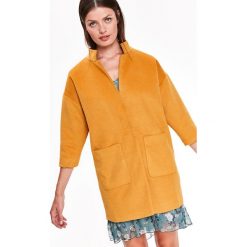 PŁASZCZ DAMSKI, GŁADKI, NA PODSZEWCE, ZE STÓJKĄ. Żółte płaszcze damskie marki Top Secret, na zimę, eleganckie. W wyprzedaży za 149,99 zł.