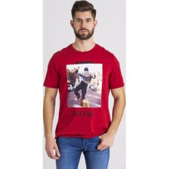T-SHIRT EASY GO GUESS. Czerwone t-shirty męskie Guess, s, z nadrukiem, z bawełny, z okrągłym kołnierzem. Za 113,00 zł.