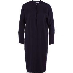 Filippa K DRAPEY TUNIC Sukienka letnia navy. Niebieskie sukienki damskie marki Filippa K, na lato, s, bez wzorów, z poliesteru, bez kołnierzyka, bez rękawów. W wyprzedaży za 659,25 zł.