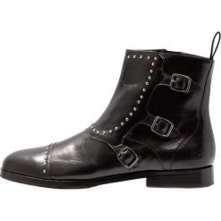 Melvin & Hamilton SUSAN Botki kowbojki i motocyklowe black. Czarne botki damskie marki Melvin & Hamilton, ze skóry, bez obcasa, bez zapięcia. Za 799,00 zł.