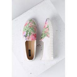 Biało-Różowe Slip On Graciousness. Białe trampki i tenisówki damskie Born2be, bez wzorów, z materiału, bez zapięcia. Za 59,99 zł.