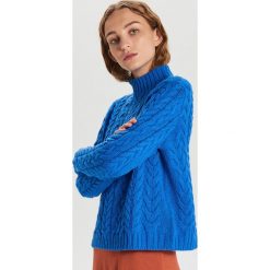 Sweter z warkoczowym splotem - Niebieski. Niebieskie swetry damskie Cropp, s, bez wzorów, ze splotem, bez rękawów, bez kaptura. Za 79,99 zł.