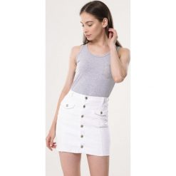 Szary Top Get By. Szare bluzki damskie Born2be, s, bez wzorów, z dzianiny, z okrągłym kołnierzem, bez rękawów. Za 14,99 zł.