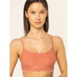 Biustonosz top Chantelle Soft Stretch C16A20. Czarne biustonosze Chantelle, bez wzorów. W wyprzedaży za 149,00 zł.