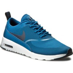 Buty NIKE - Air Max Thea 599409 415 Industrial Blue/Obsidian/White. Niebieskie buty sportowe damskie Nike, na co dzień, bez wzorów, ze skóry ekologicznej, bez obcasa, na płaskiej podeszwie, bez zapięcia. W wyprzedaży za 369,00 zł.