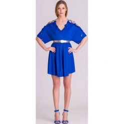 Chabrowa wiązana sukienka Versace Collection. Niebieskie sukienki damskie Versace Collection, na imprezę, z aplikacjami, z włoskim kołnierzykiem, bez rękawów, mini. Za 1187,45 zł.