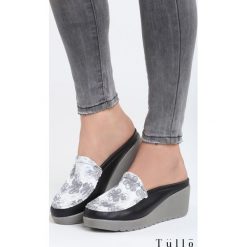 Czarne Klapki Think Differently. Czarne buty ślubne damskie marki Born2be, z materiału, na wysokim obcasie, na koturnie. Za 79,99 zł.