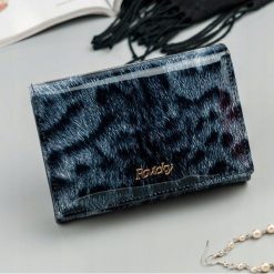 Skórzany portfel damski lakierowany RFID Rovicky - Czarny. Czarne portfele damskie ROVICKY, bez wzorów, ze skóry. Za 74,99 zł.