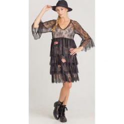 SUKIENKA TWINSET KORONKOWA. Czarne sukienki damskie Twinset, na imprezę, z aplikacjami, z koronki, z włoskim kołnierzykiem, bez rękawów, midi. Za 604,50 zł.