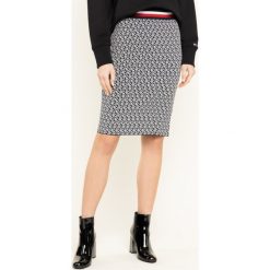 Spódnica ołówkowa TOMMY HILFIGER Cerra WW0WW26763. Szare spódniczki damskie TOMMY HILFIGER, s, bez wzorów, z wiskozy, midi, ołówkowe. W wyprzedaży za 459,00 zł.