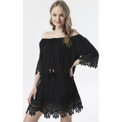 Czarna Sukienka Rhaeneira. Czarne sukienki damskie Born2be, na imprezę, s, w koronkowe wzory, z koronki, boho, bez kołnierzyka, z długim rękawem, długie, mini, trapezowe. Za 69,99 zł.