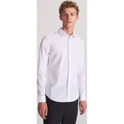 Elegancka koszula super slim - Biały. Białe koszule męskie Reserved, m, bez wzorów, eleganckie, bez kołnierzyka, bez rękawów. Za 99,99 zł.