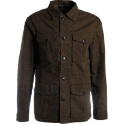 Club Monaco MILITARY Kurtka wiosenna olive. Brązowe kurtki męskie marki Club Monaco, m, bez wzorów, z bawełny, bez kaptura. W wyprzedaży za 487,60 zł.
