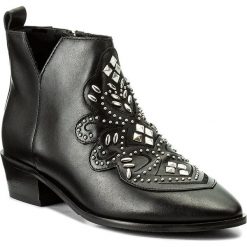 Botki BRONX - 47036-H BX 1431 Black 01. Czarne botki damskie na obcasie marki Bronx, z materiału. W wyprzedaży za 309,00 zł.