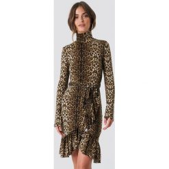 NA-KD Trend Sukienka Leo Polo - Brown,Multicolor. Brązowe sukienki damskie marki NA-KD Trend, w paski, z golfem, bez rękawów, asymetryczne. Za 161,95 zł.