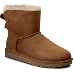 Buty UGG - W Mini Bailey Bow II 1016501 W/Che. Brązowe buty zimowe damskie marki Ugg, z materiału. Za 899,00 zł.
