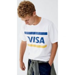 Koszulka Visa z krótkim rękawem. Białe koszulki męskie Pull&Bear, m, bez wzorów, bez kołnierzyka, z krótkim rękawem, krótkie. Za 69,90 zł.