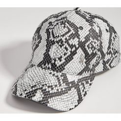 Czapka z daszkiem animal print - Wielobarwny. Czapki damskie Mohito, bez wzorów. Za 39,99 zł.