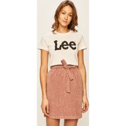 Lee - T-shirt. Białe bluzki damskie Lee, s, z nadrukiem, z bawełny, casualowe, z okrągłym kołnierzem. W wyprzedaży za 79,90 zł.
