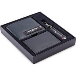 Zestaw upominkowy TOMMY HILFIGER - Th Patch 3 in 1 Box AM0AM04213 413. Niebieskie portfele męskie marki TOMMY HILFIGER, bez wzorów, ze skóry. Za 449,00 zł.