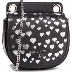 Torebka PATRIZIA PEPE - 2V6720/A4T7-XT30 Black/Silver Hearts. Czarne torebki klasyczne damskie Patrizia Pepe, bez wzorów, ze skóry, wizytowe, bez dodatków. W wyprzedaży za 589,00 zł.
