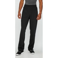 Reebok - Spodnie. Czarne spodnie męskie Reebok, m, z poliesteru, sportowe. W wyprzedaży za 89,90 zł.