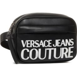 Saszetka nerka VERSACE JEANS COUTURE - E1VVBBM2 71413 899. Czarne nerki damskie Versace Jeans Couture, bez wzorów, z jeansu, młodzieżowe, bez dodatków. W wyprzedaży za 539,00 zł.