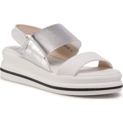 Sandały BETSY - 807365/05-05E White/Silver. Szare klapki damskie Betsy, bez wzorów, ze skóry ekologicznej, bez obcasa, na koturnie. W wyprzedaży za 149,00 zł.