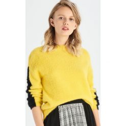 Puszysty sweter - Żółty. Żółte swetry damskie Sinsay, s, bez wzorów, bez rękawów, bez kaptura. W wyprzedaży za 39,99 zł.