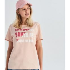 T-shirt z kolorowym napisem - Różowy. Różowe t-shirty damskie marki Sinsay, s, z napisami, bez kołnierzyka. Za 14,99 zł.