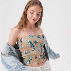 Top bandeau w kwiaty - Kremowy. Białe topy damskie Sinsay, s, w kwiaty, bez kołnierzyka. W wyprzedaży za 14,99 zł.