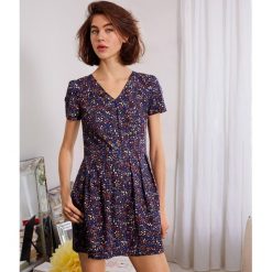 Kombinezon-szorty z drukowanej tkaniny Liberty. Niebieskie kombinezony damskie marki MADEMOISELLE R, z bawełny, dekolt w kształcie v, z krótkim rękawem, krótkie. Za 264,56 zł.