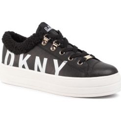 Sneakersy DKNY - Suri K3904168 Black. Czarne półbuty damskie DKNY, bez wzorów, ze skóry, bez obcasa, na obcasie, bez zapięcia. W wyprzedaży za 379,00 zł.