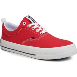 Tenisówki TOMMY JEANS - Classic Low Tommy Jeans Sneaker EM0EM00405 Red XNL. Czerwone półbuty męskie Tommy Jeans, bez wzorów, z jeansu, eleganckie, bez zapięcia. Za 299,00 zł.