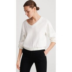 Gładka bluza - Kremowy. Białe bluzy damskie Reserved, xl, bez wzorów, bez rękawów, bez kaptura. W wyprzedaży za 49,99 zł.