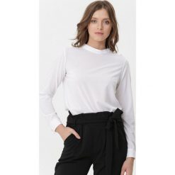 Biała Bluzka Caitlin. Białe bluzki damskie Born2be, z aplikacjami, z materiału, eleganckie, bez kołnierzyka, z długim rękawem. Za 59,99 zł.
