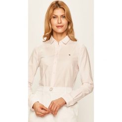 Tommy Hilfiger - Koszula. Różowe bluzki damskie TOMMY HILFIGER, m, z aplikacjami, z bawełny, eleganckie, z klasycznym kołnierzykiem, z długim rękawem. W wyprzedaży za 279,90 zł.