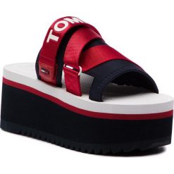 Klapki TOMMY JEANS - Sporty Neoprene Flatform Mule EN0EN00465 Rwb 020. Czerwone klapki damskie marki Tommy Jeans, bez wzorów, z jeansu, bez obcasa. Za 299,00 zł.