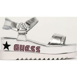 Guess Jeans - Sandały. Szare koturny damskie Guess Jeans, z aplikacjami, z jeansu, bez obcasa, na obcasie. W wyprzedaży za 399,90 zł.
