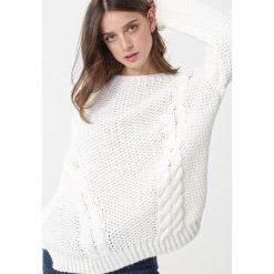 Biały Sweter Belfield. Białe swetry damskie Born2be, uniwersalny, bez wzorów, z dzianiny, bez rękawów, długie, bez kaptura. Za 119,99 zł.