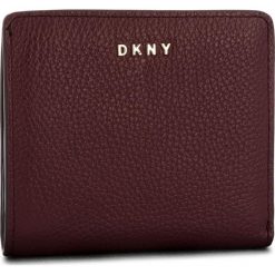 Mały Portfel Damski DKNY - Bifold Wallet R83ZA657 Blood Red XOD. Czerwone portfele damskie DKNY, bez wzorów, ze skóry. W wyprzedaży za 259,00 zł.