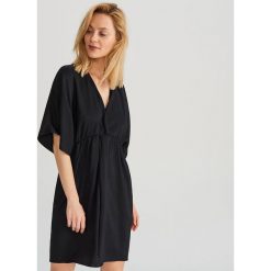 Sukienka z dekoltem w serek - Czarny. Czarne sukienki damskie Reserved, s, bez wzorów, z dekoltem w serek, bez rękawów. Za 119,99 zł.