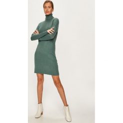 Vero Moda - Sukienka. Zielone sukienki damskie Vero Moda, na co dzień, s, bez wzorów, z elastanu, casualowe, z golfem, z długim rękawem, długie, midi, proste. W wyprzedaży za 119,90 zł.
