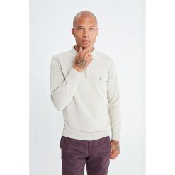 Sweter w kolorze kremowym. Białe swetry męskie Jimmy Sanders, xxl, bez wzorów, z klasycznym kołnierzykiem, bez kaptura. W wyprzedaży za 117,95 zł.